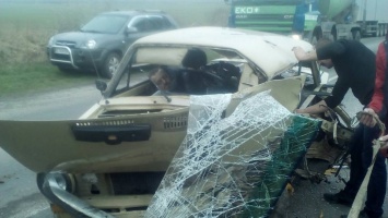 На Львовщине крупное ДТП: спасатели "вырезают" водителя из авто