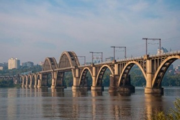 В Днепропетровске грузовая баржа столкнулась с мостом