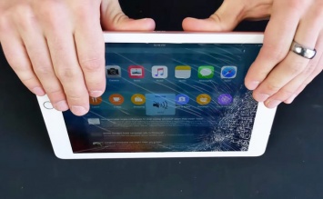 Американец проверил, гнется ли 9,7-дюймовый iPad Pro [видео]