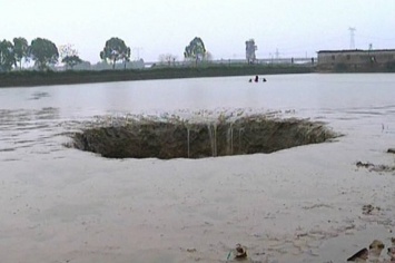 В китайском озере вода с 25 тоннами рыбы ушла под землю, как в водосточный колодец: уникальные кадры