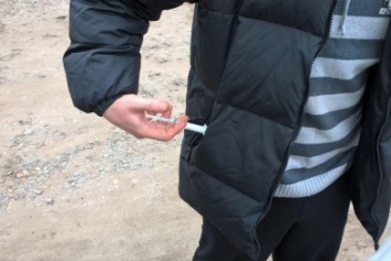 Славянские правоохранители борются с наркотиками: изъятие шприцов и конопли