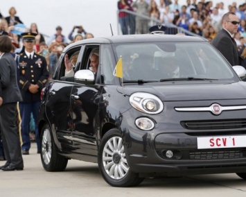 Автомобиль Fiat 500 Lounge Папы Римского сошел с молотка за $300 тыс