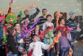 В Красноармейске (Покровске) в День смеха детям-ивалидам устроили невероятный праздник