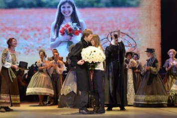 Соединяя сердца: Крымский музтеатр помог симферопольцу необычно сделать предложение возлюбленной прямо во время спектакля (ФОТО)