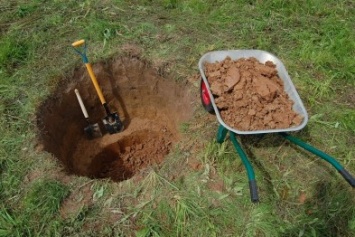 Только после вмешательства прокуратуры на территории симферопольской школы закопали опасную яму
