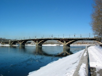 В Иркутске 15-летняя девочка спрыгнула с моста