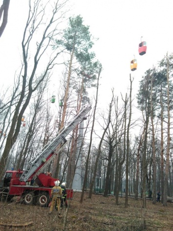 В Харькове спасатели три часа снимали людей с канатной дороги