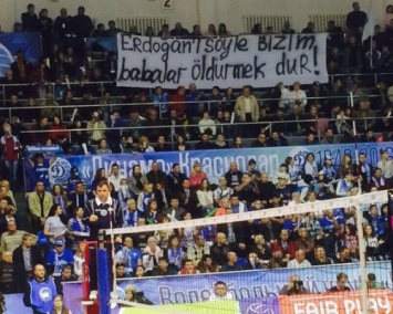 Во время волейбольного матча на трибунах появились баннеры против Эрдогана