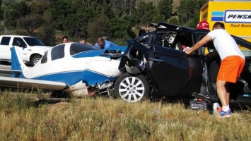 В Калифорнии самолет врезался в автомобиль на шоссе, один человек погиб