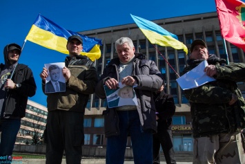 В Запорожье активисты разорвали портреты Порошенко