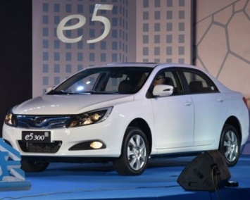 В Китае стартовали продажи электромобилей BYD Qin EV300 и BYD E5