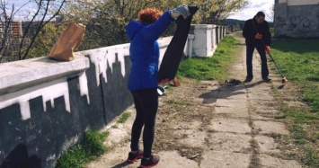 Крымскотатарские активисты собрали 15 мешков мусора на «лестнице любви» в Симферополе