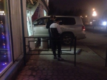 В Ставрополе автомобиль влетел в стеклянную дверь дома