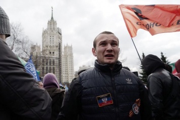 На митинге в Москве молодой человек с нашивкой "ДНР" рассказал правду судьбе российских военных на Донбассе