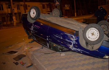 В центре Николаева ВАЗ протаранил Toyota, несколько раз перевернулся и упал на крышу: троих людей увезла «скорая»