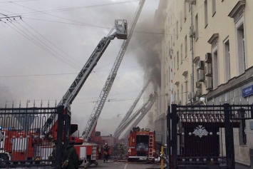 После локализации пожара в Минобороны РФ здание загорелось снова