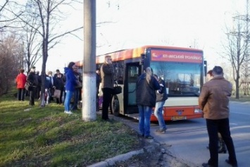 В Кривом Роге на маршруте №288 очередная поломка: "стрельнула" подушка на переднем колесе (ФОТО)