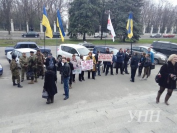 Днепропетровские активисты митинговали под Соборным районным советом