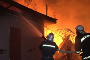 В Житомире во время пожара в заброшенном гараже пострадал бомж