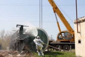 В Симферополе спасатели ликвидируют ЧП с железнодорожной цистерной с бензином (ФОТО, ВИДЕО)