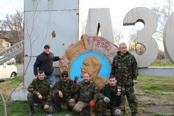 В Бердянске декоммунизацию проводит "Свобода". Власть не против (видео)