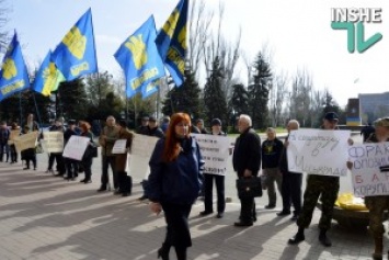 «Москва - преисподняя»: в Николаеве активисты вышли пикетировать горсовет - требуют разорвать побратимство с Москвой