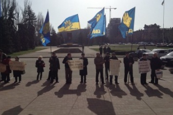 Перед очередной сессией Николаевского горсовета Свобода митингует против "сепаратистов во власти" (ФОТО)