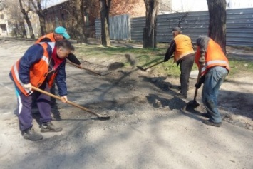 Ремонт дорог в Днепропетровске: за февраль и март на ямы положили 5 тысяч тонн асфальта