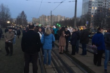 На Борщаговке жители перекрыли трамвайные пути, протестуя против незаконной застройки (ФОТО)
