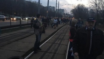 Жители столичной Борщаговки перекрыли движение трамваев - протестуют против новостройки