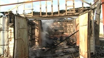 В Краснодоне сгорел жилой дом и два автомобиля (ФОТО)