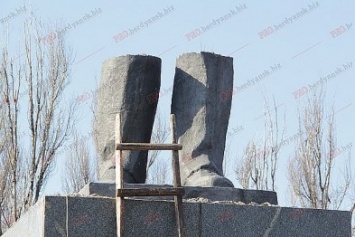 В Бердянске никак не могут демонтировать ноги Ленина (ВИДЕО)