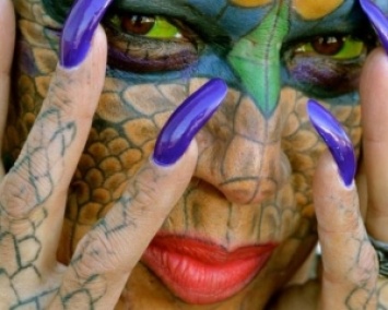 Женщина отрезала себе уши и зашила нос, чтобы стать похожей на дракона (ФОТО)