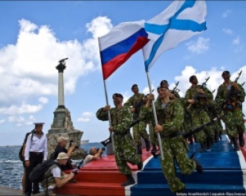 Российская армия уничтожает "корабли НАТО" в Крыму
