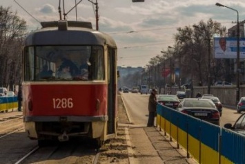 В Днепропетровске трамваи от машин отгородили патриотическим забором (ФОТО)