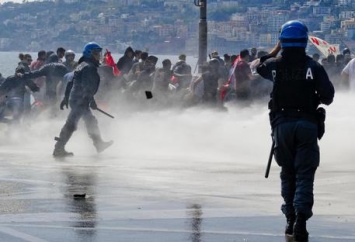 В Неаполе слезоточивым газом и водометами разогнали антиправительственный протест