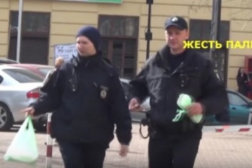 Одесскому копу испортили обед: он даже прятал шаурму от видеокамеры (ВИДЕО)