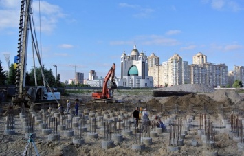 В Киеве пытаются остановить скандальное строительство на берегу Днепра