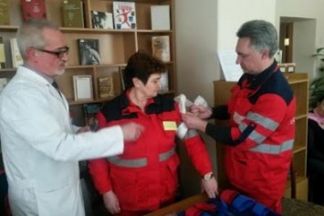 Всемирный день здоровья в Мариуполе отметили в библиотеке с медиками "скорой" (ФОТО)
