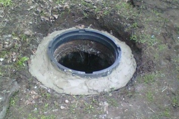 В большом Доброполье серьезно взялись за прочистку канализационных люков