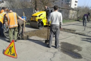 В Авдеевке ремонтируют дороги (ФОТО)