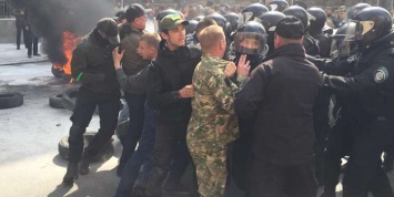 Беспорядки под АПУ спровоцировала полиция - активист