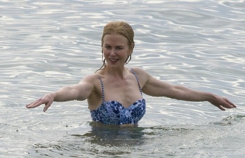 Николь Кидман отдыхает с мамой на пляже Балморал-Бич