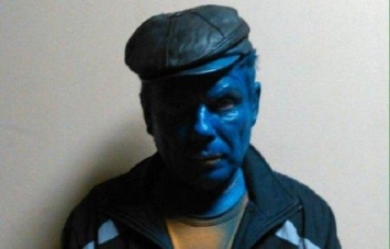 В Днепропетровске покрасили в синий цвет пойманного сепаратиста