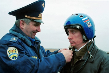 Депутатом Госдумы от "Единой России" может стать пилот, летавший с Путиным на истребителе