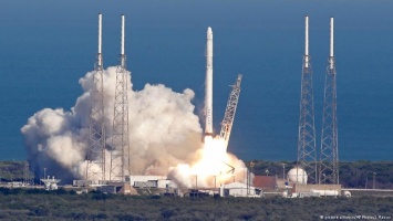 Компания SpaceX впервые посадила ракету на платформу в океане