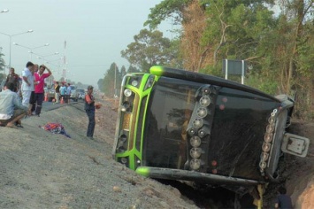 В Таиланде перевернулся пассажирский автобус, пострадало более 20 человек