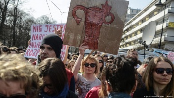 В Польше проходят акции протеста против полного запрета абортов