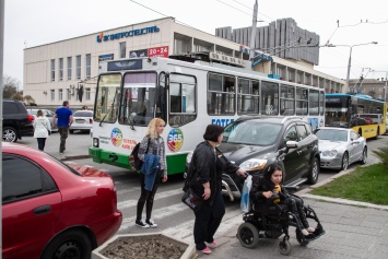 В центре Запорожья любители бодибилдинга заблокировали движение троллейбусов (ФОТО)