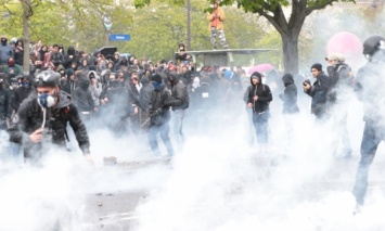 В Париже произошли столкновения между демонстрантами против трудового законодательства и полицией